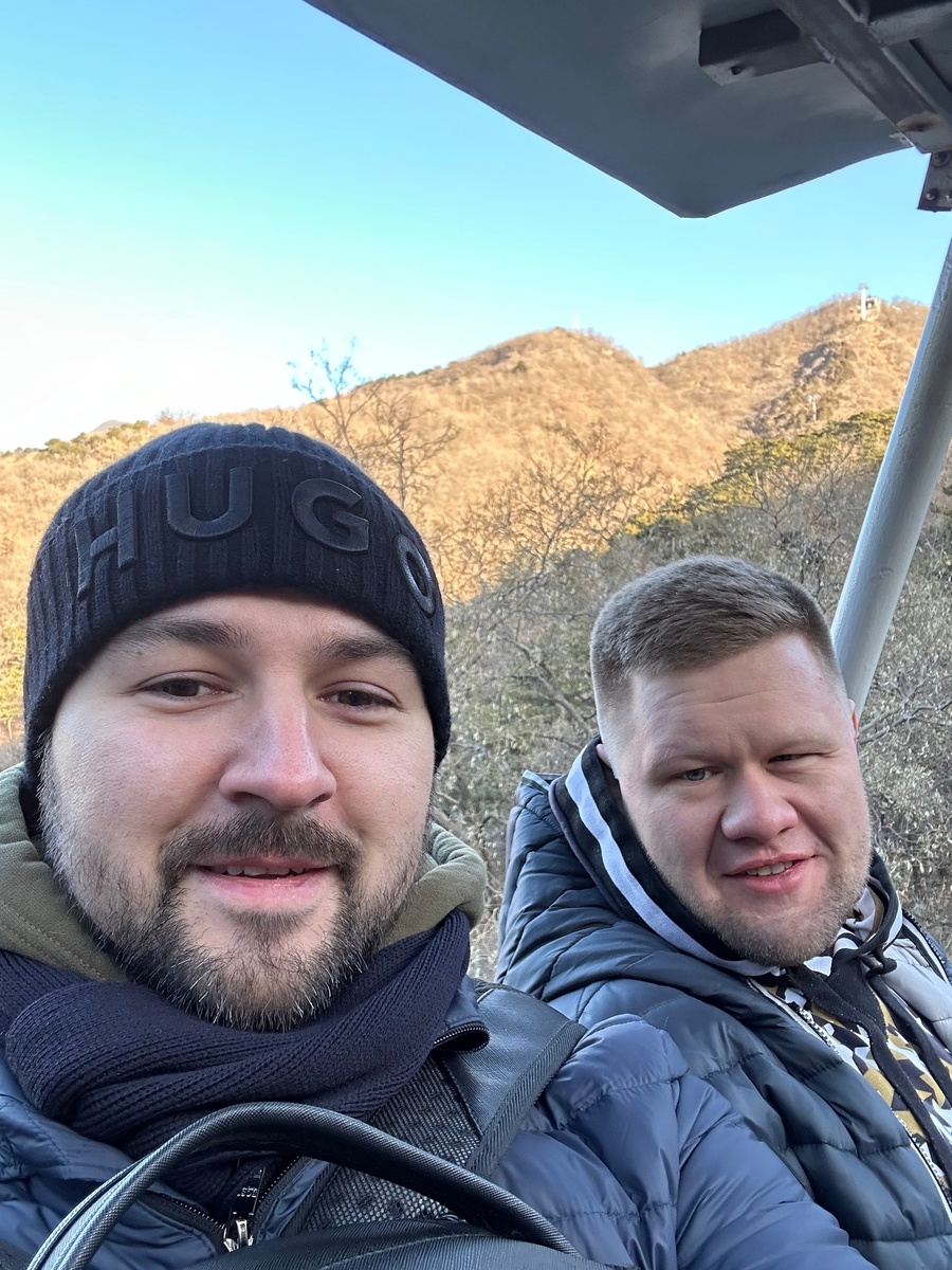 Мы с Алексеем поднимается на Великую Китайскую стену (время 7.30 утра)