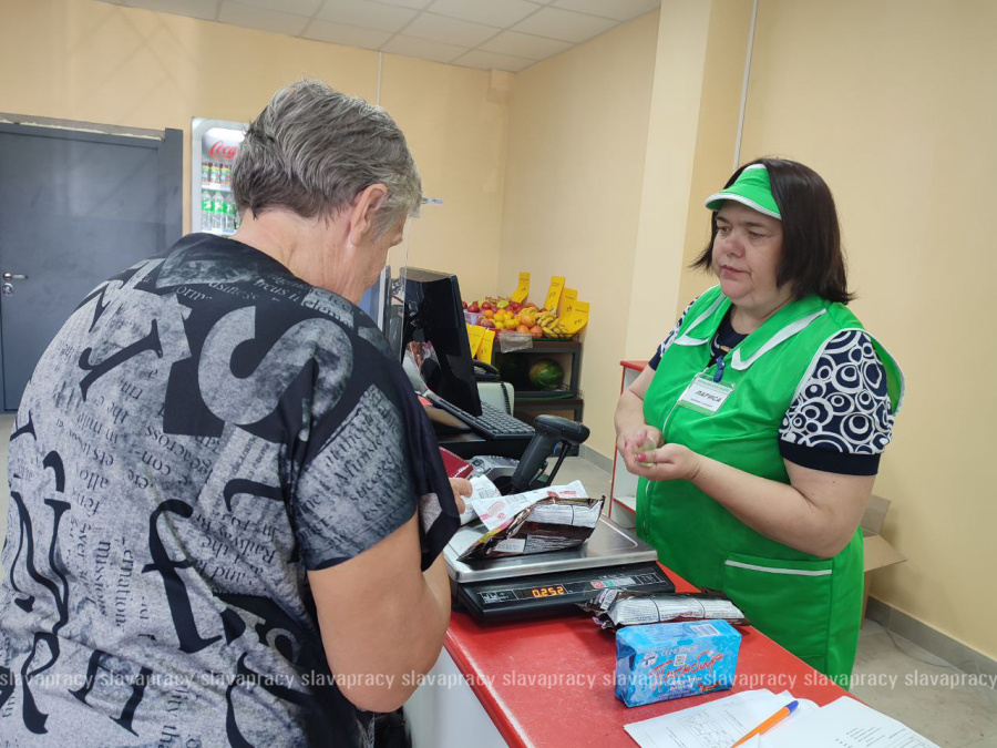     В д. Бобовня после ремонта торжественно открылся магазин "Родны кут" Копыльского райпо
