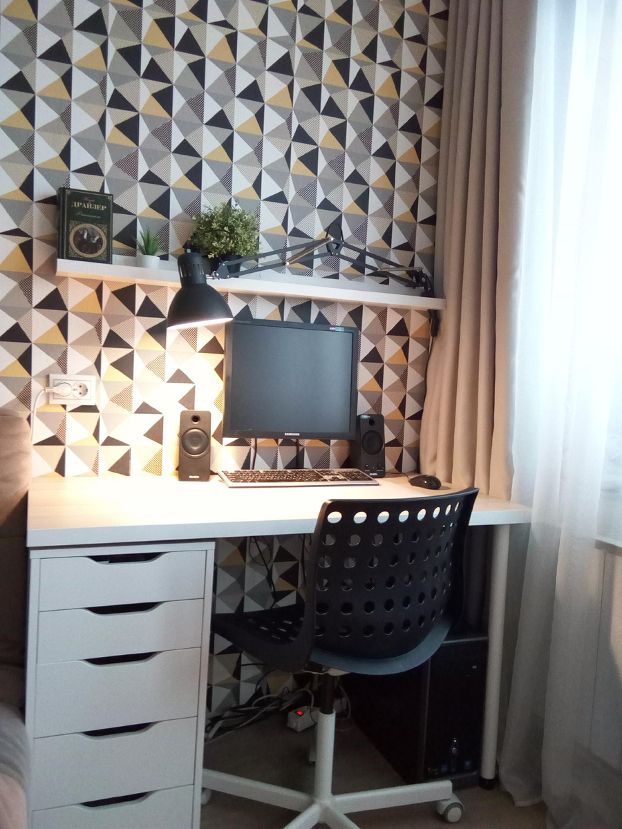 Мое первое рабочее место из дома, я только начинаю консультировать как астролог и зарабатываю первые деньги