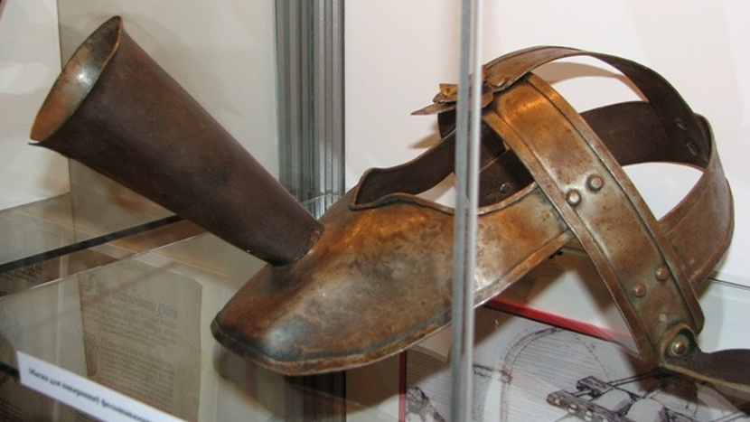 Маска из музея в городе Несвиж. В воронку, которая вела в горло преступника, заливали расплавленные фальшивые монеты.