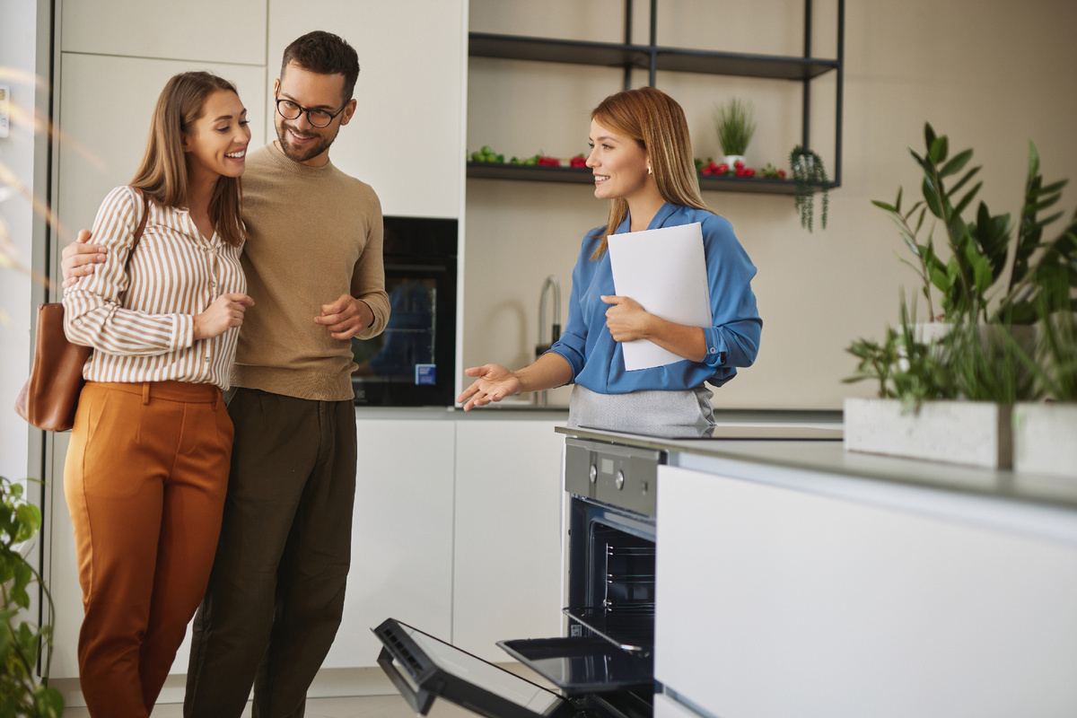 Умение вести переговоры – ключевой фактор выгодной сделки по продаже недвижимости.