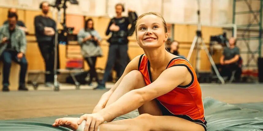    На съёмках Ангелина примерила костюм, в котором члены сборной СССР по гимнастике готовились к Олимпиаде-80.Пресс-служба "Кинопоиска"