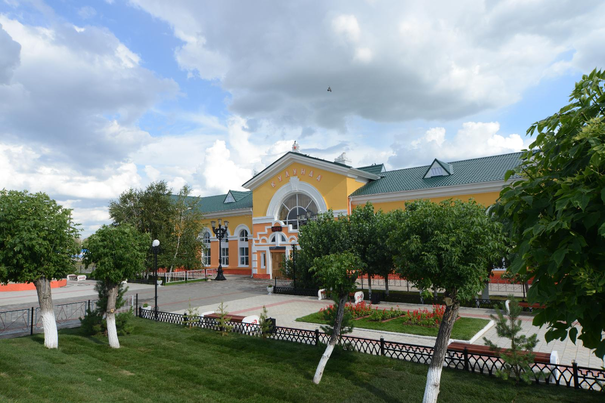 Вокзал на станции Кулунда. Фото с сайта https://vszd.rzd.ru/ru/10397/page/68650?id=23250&accessible=true. Взято с Яндекс.Картинки