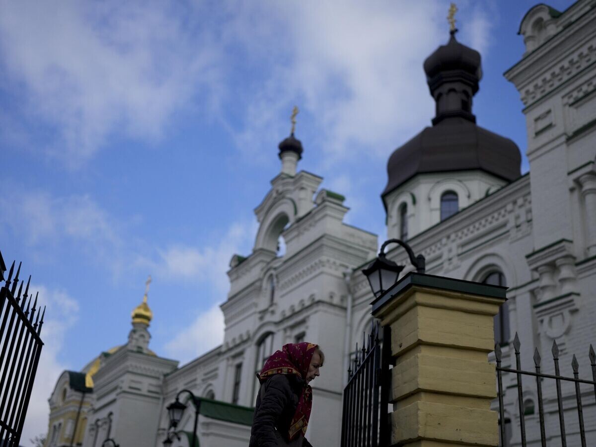    Женщина проходит мимо Киево-Печерской лавры в Киеве© AP Photo / Natacha Pisarenko