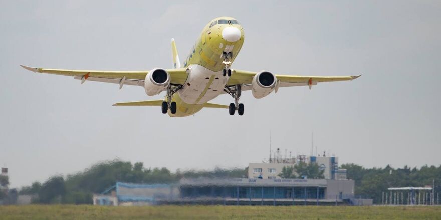 Основной самолёт, выполняющий эти рейсы - SSJ-100