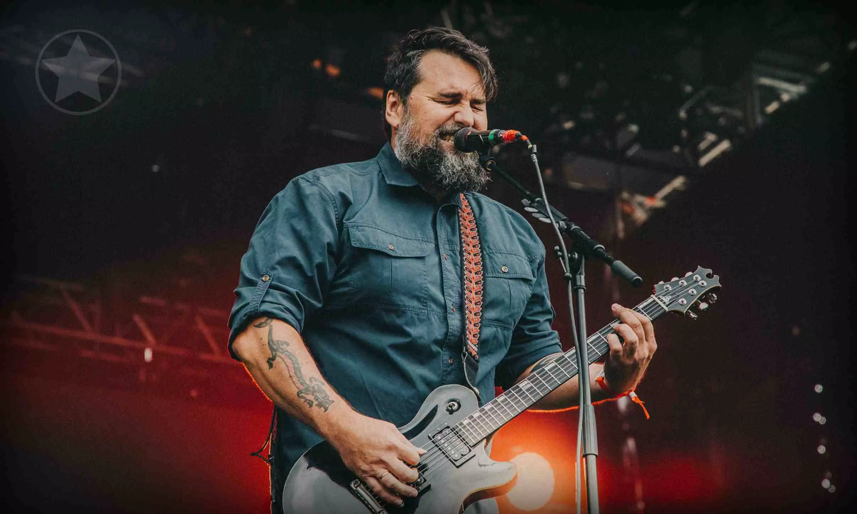 Александр Владимирович Леонтьев (прозвище "Ренегат", род. 19 июня 1976, Кишинёв, Молдавская ССР, СССР) — российский рок-музыкант, лидер группы "Северный флот". В прошлом участник групп "Король и Шут" и "Кукрыниксы"