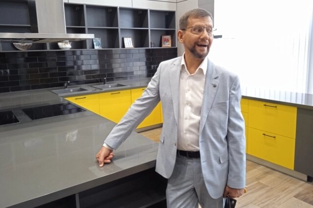    Фото:  АиФ/  Айдар Шамсутдинов провел для прессы экскурсию по школе, в которой учатся 4 тыс детей.