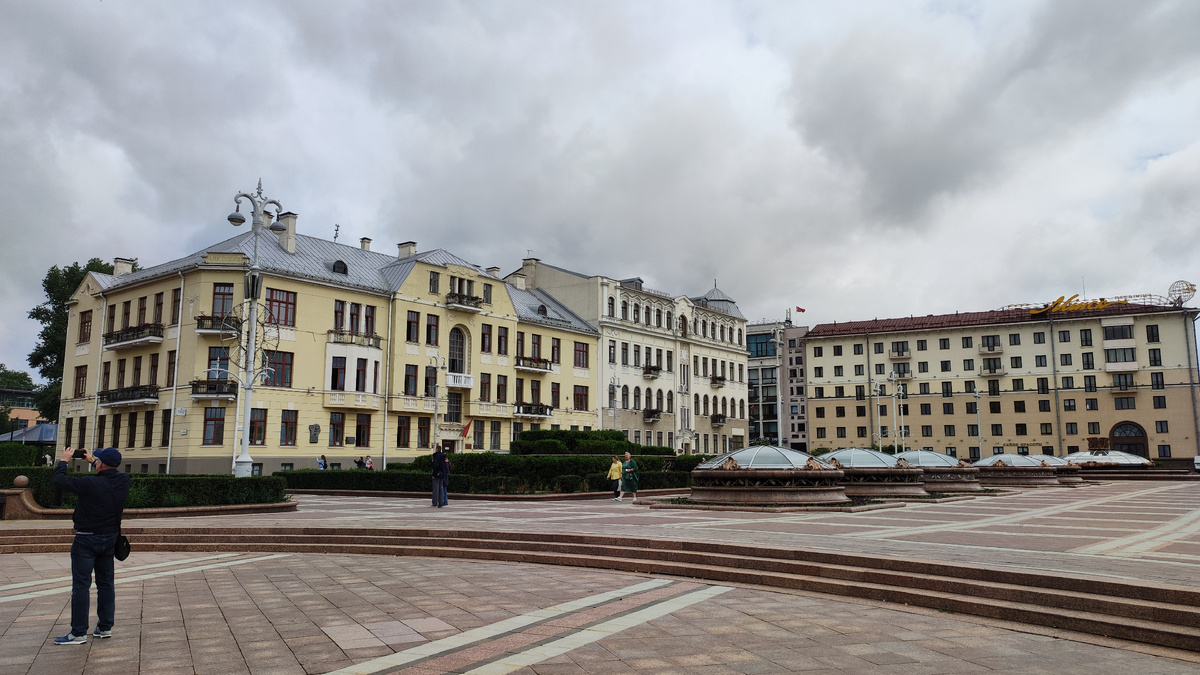 Где-то здесь находится подземный торговый центр в Минске, где, якобы, случился географический кретинизм у Толика