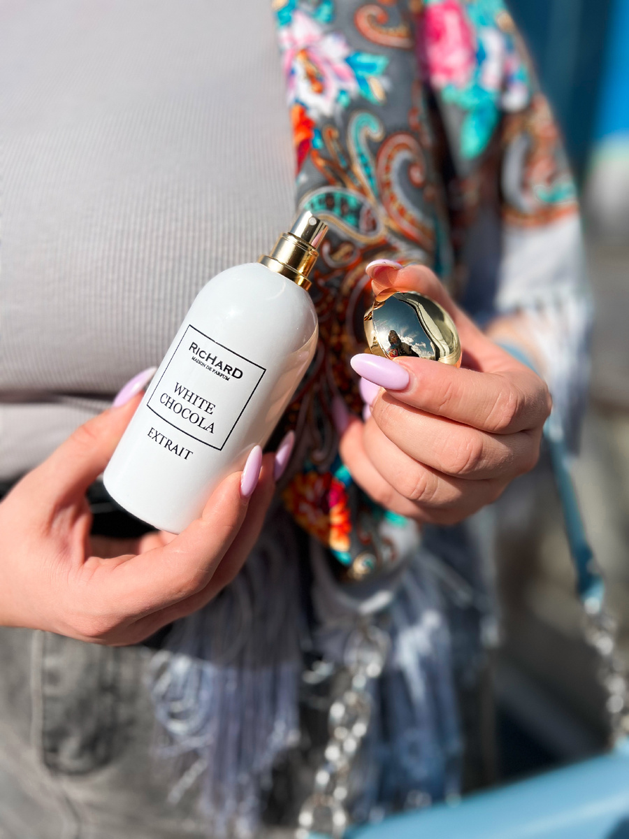 Richard White Chocolate Extract — это гармония сладости и нежности, заключенная в флаконе. Аромат открывается искрящимися нотами, которые обращают на себя внимание каждой особой детали