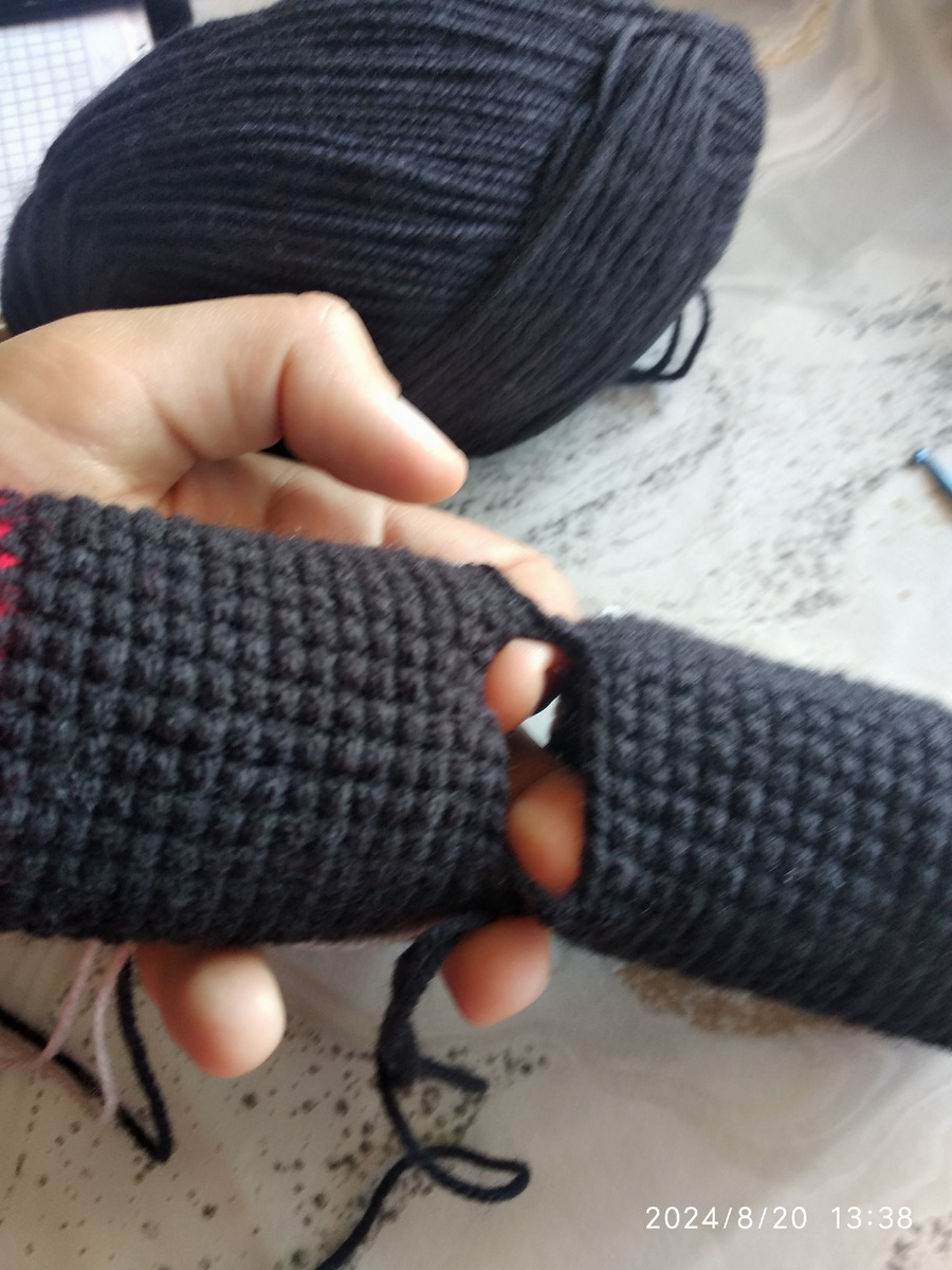 Отверстие между ног 