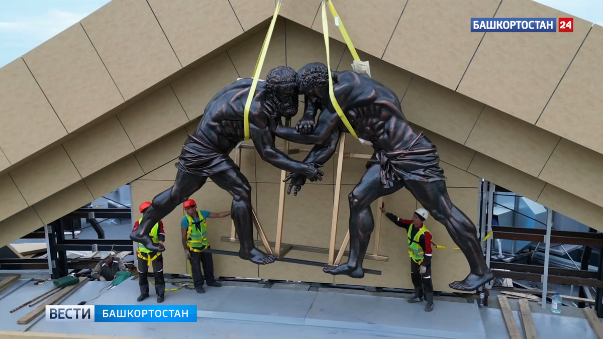    В Уфе над главными входными группами Дворца борьбы начали установку барельефов