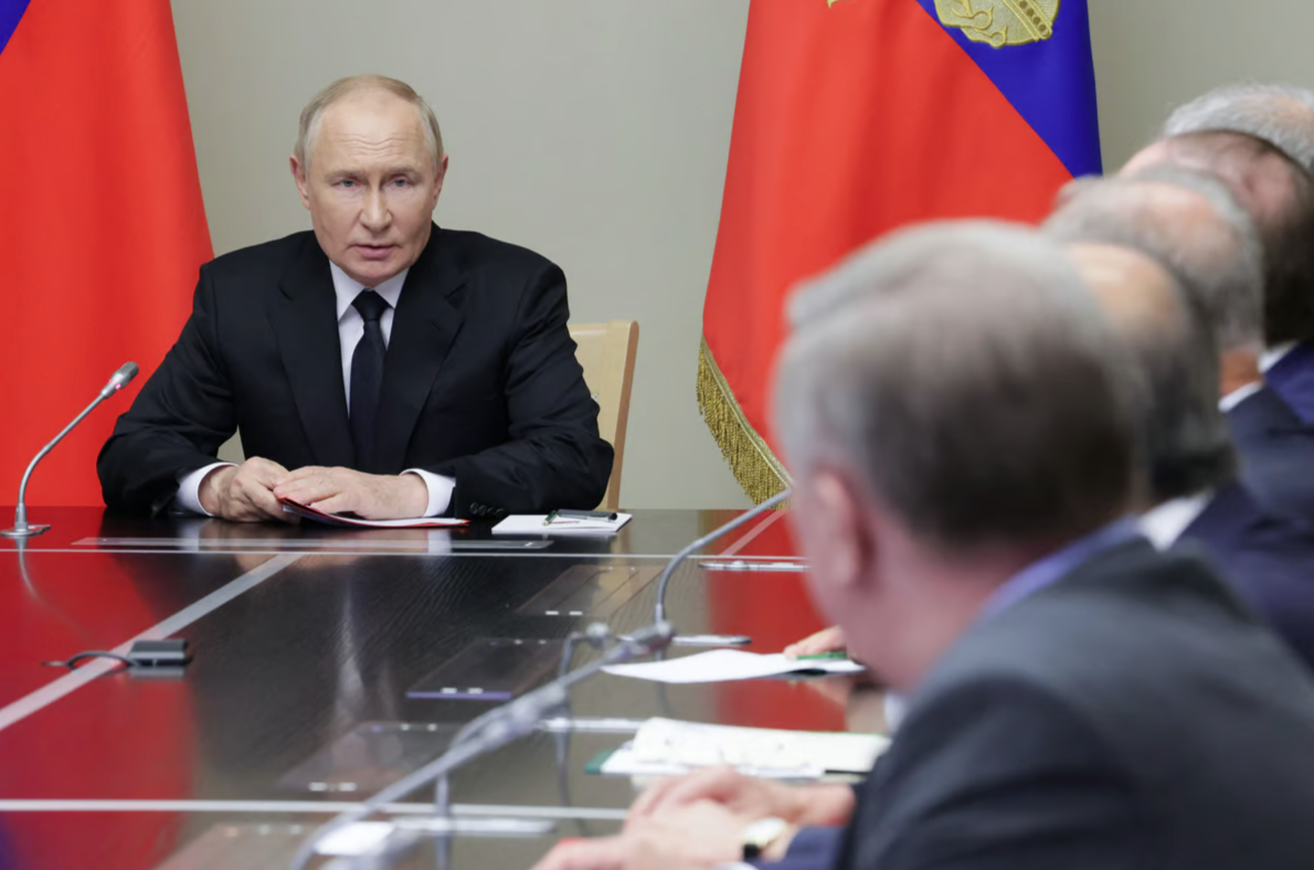 Глава Кремля Владимир Путин с членами Совета национальной безопасности © via REUTERS