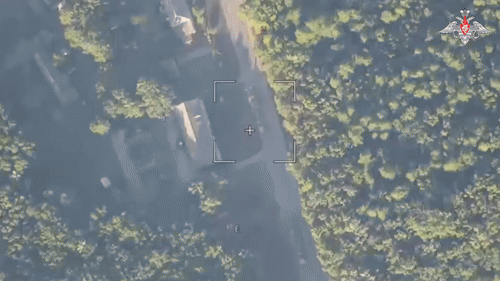    Барражирующий боеприпас "Ланцет" догнал трал с танком ВСУ в приграничном районе Курской области. Видео: МО России