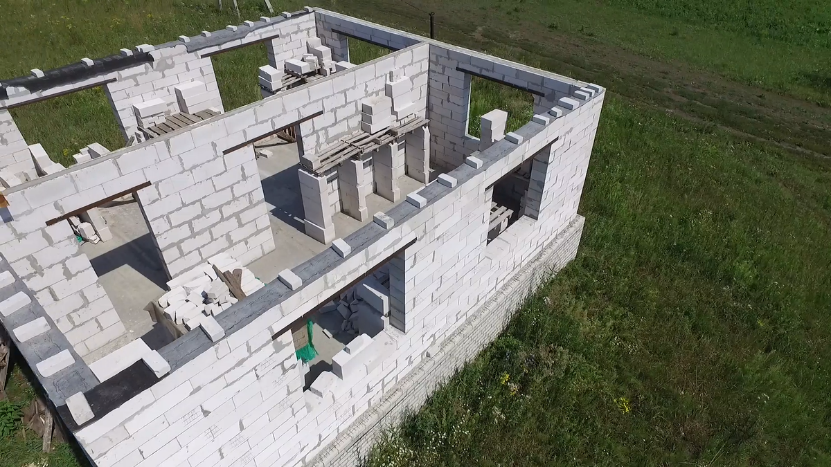 Лучше сделать дом чуть более широким, но не переводить строительство в вышину, так быстрее.