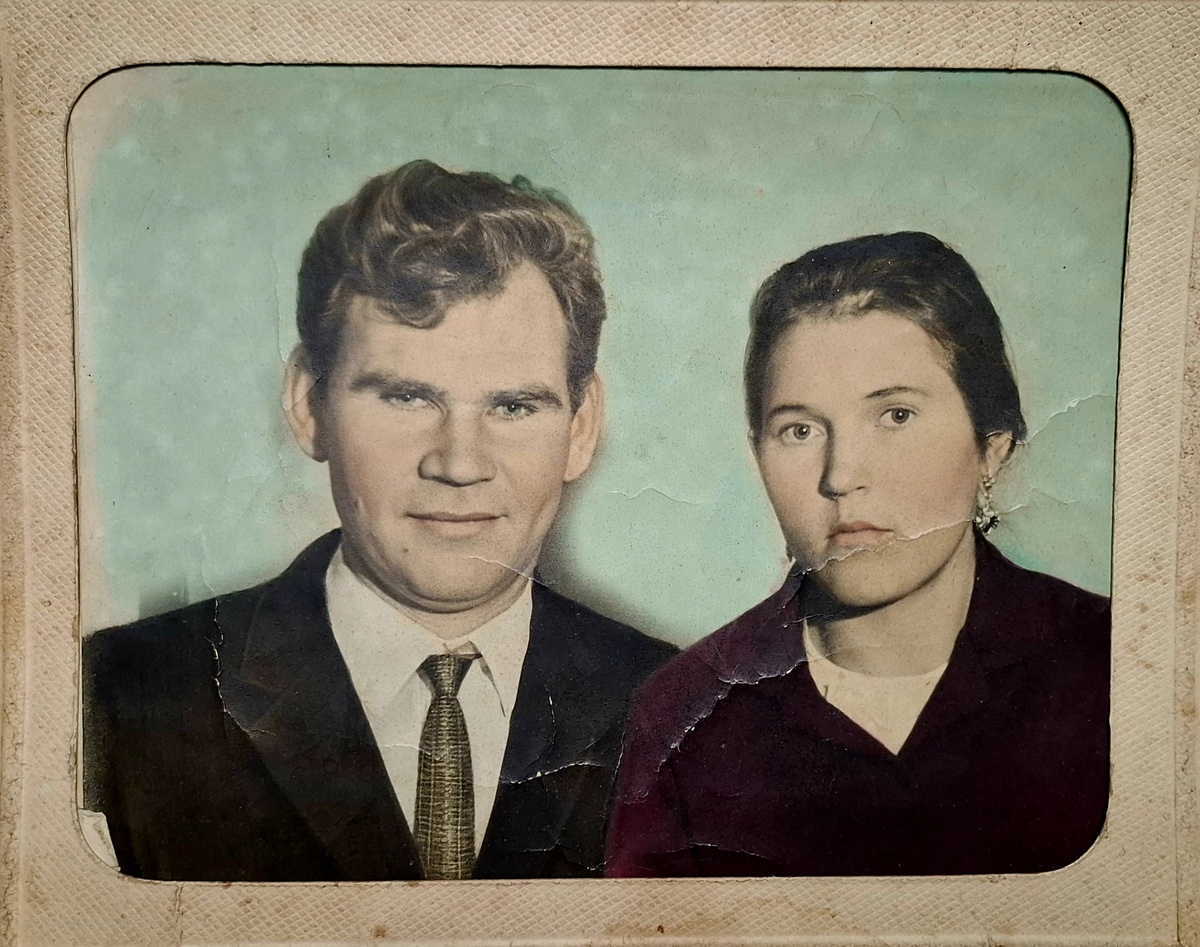 Иван и Галина, мои бабушка и дедушка.  Совсем молоденькие.