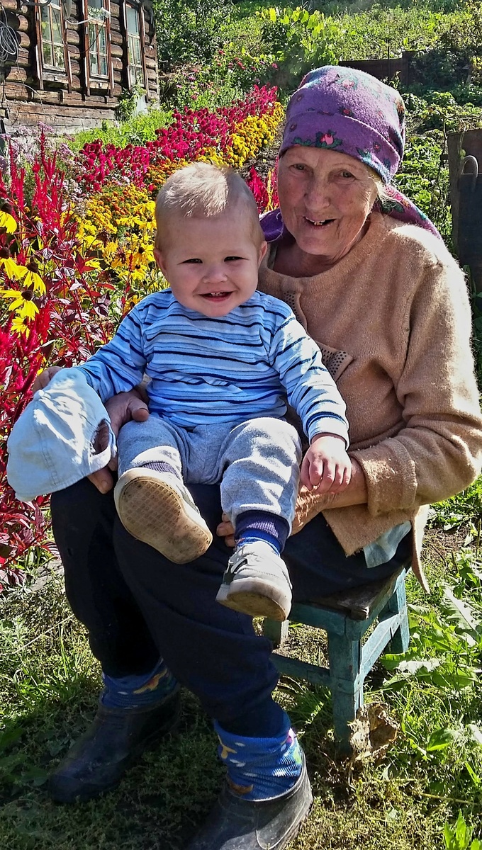 Здесь она уже прабабушка Галя со своим правнучком Терёшей. 
