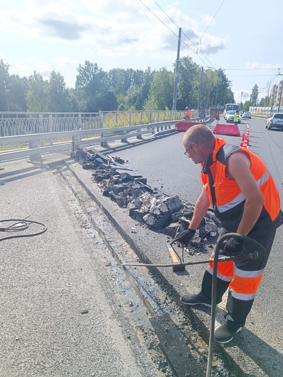    Гоголевский мост в Петрозаводске надолго встал в пробкахИрина Яковлева