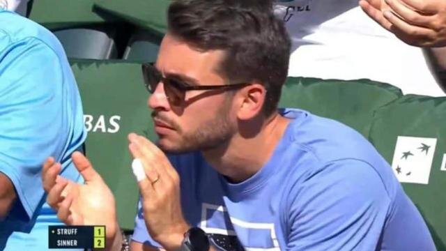 Физиотерапевт Синнера Джакомо Нальди с перебинтованным пальцем после пореза