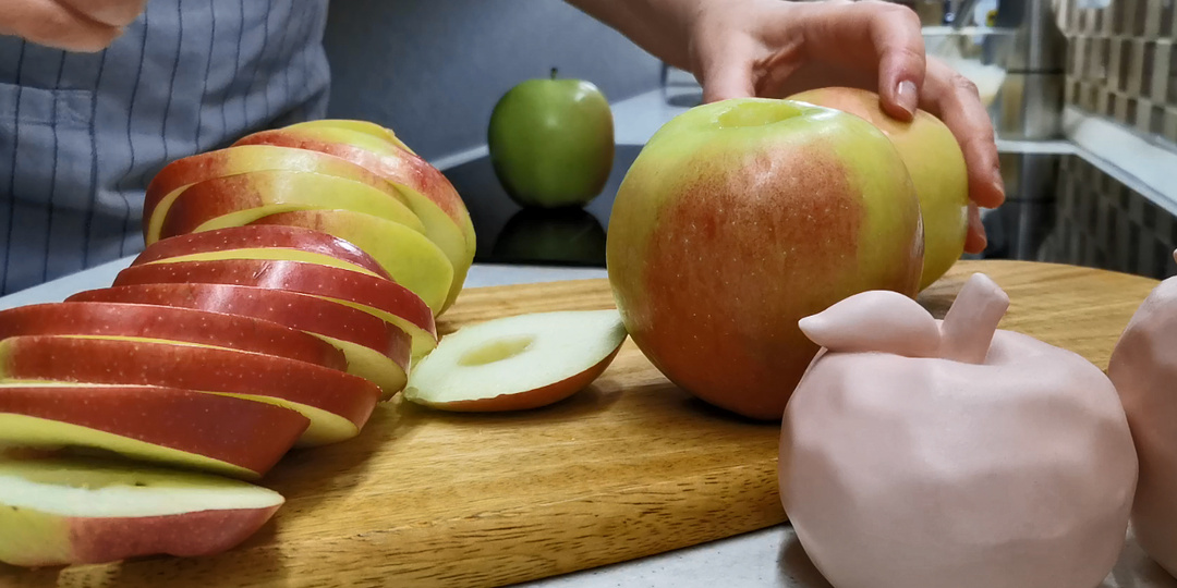 У меня яблоки в сезон уходят килограммами. Такую вкусноту готовлю на завтрак, пальчики оближешь. Рецепты обалденные, реально нарасхват