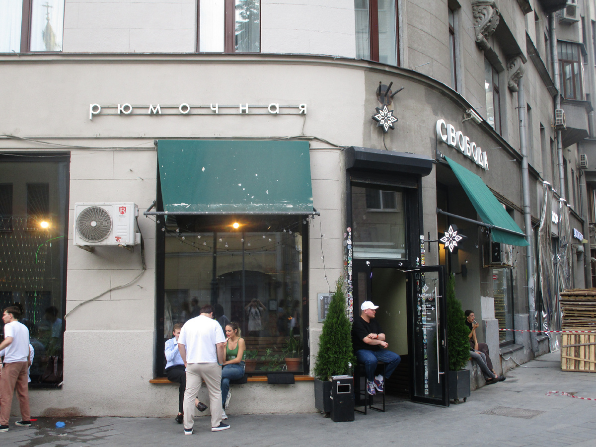 В отражение окна автор статьи и канала))