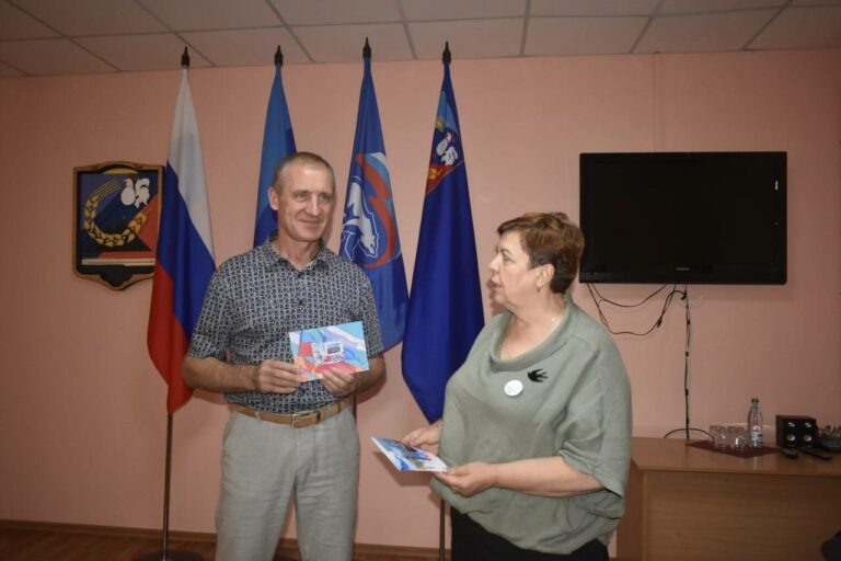    Оренбуржцам передали юбилейную марку, посвященную воссоединению России, ДНР и ЛНР Марина Шарт