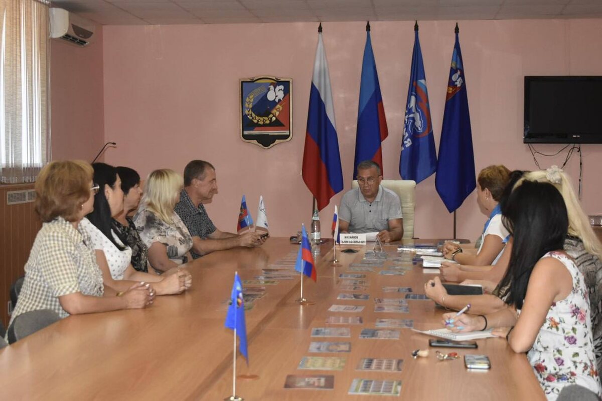  📷    Оренбуржцам передали юбилейную марку, посвященную воссоединению России, ДНР и ЛНР Марина Шарт