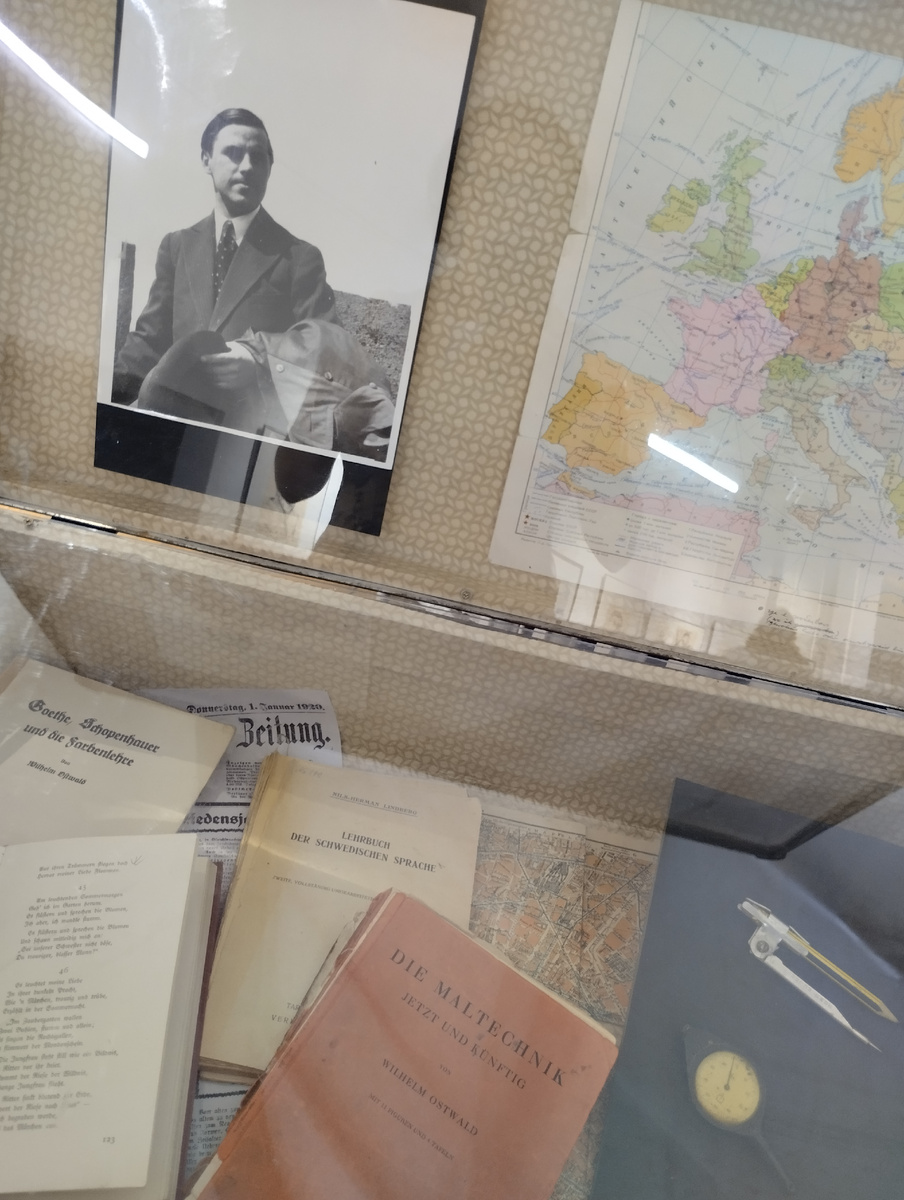 Фотографии экспозиционных витрин с личными вещами и дневниками художника. Фотографии А. Макаревич, август 2024.