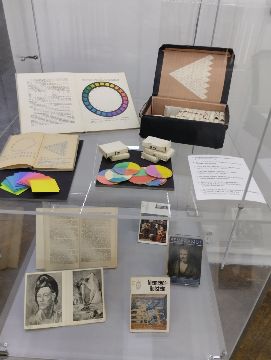 Фотографии экспозиционных витрин с личными вещами и дневниками художника. Фотографии А. Макаревич, август 2024.