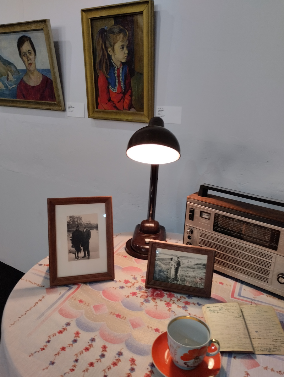 Фотографии экспозиционных витрин с личными вещами и дневниками художника. Фотографии А. Макаревич, август 2024.