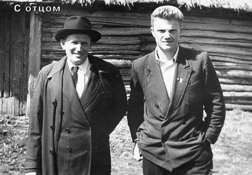 Генеадий Зюганов с отцом Андреем Зюгановым. 