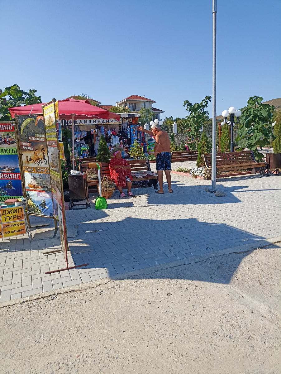 Баба Люда в этом году на дальнем пляже обитает) Говорят, изредка появляется на пляжах Орджоникидзе 🤫