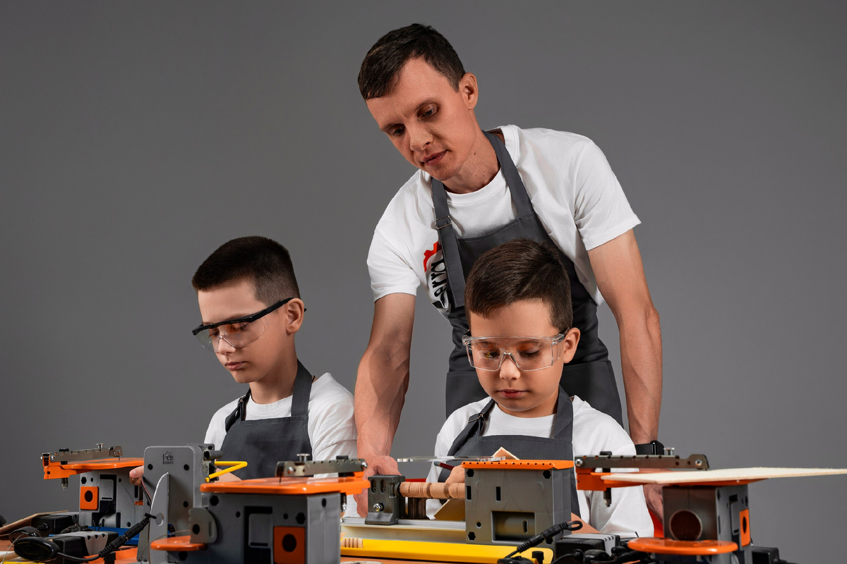 Все работы проходят под чутким присмотром преподавателя-наставника