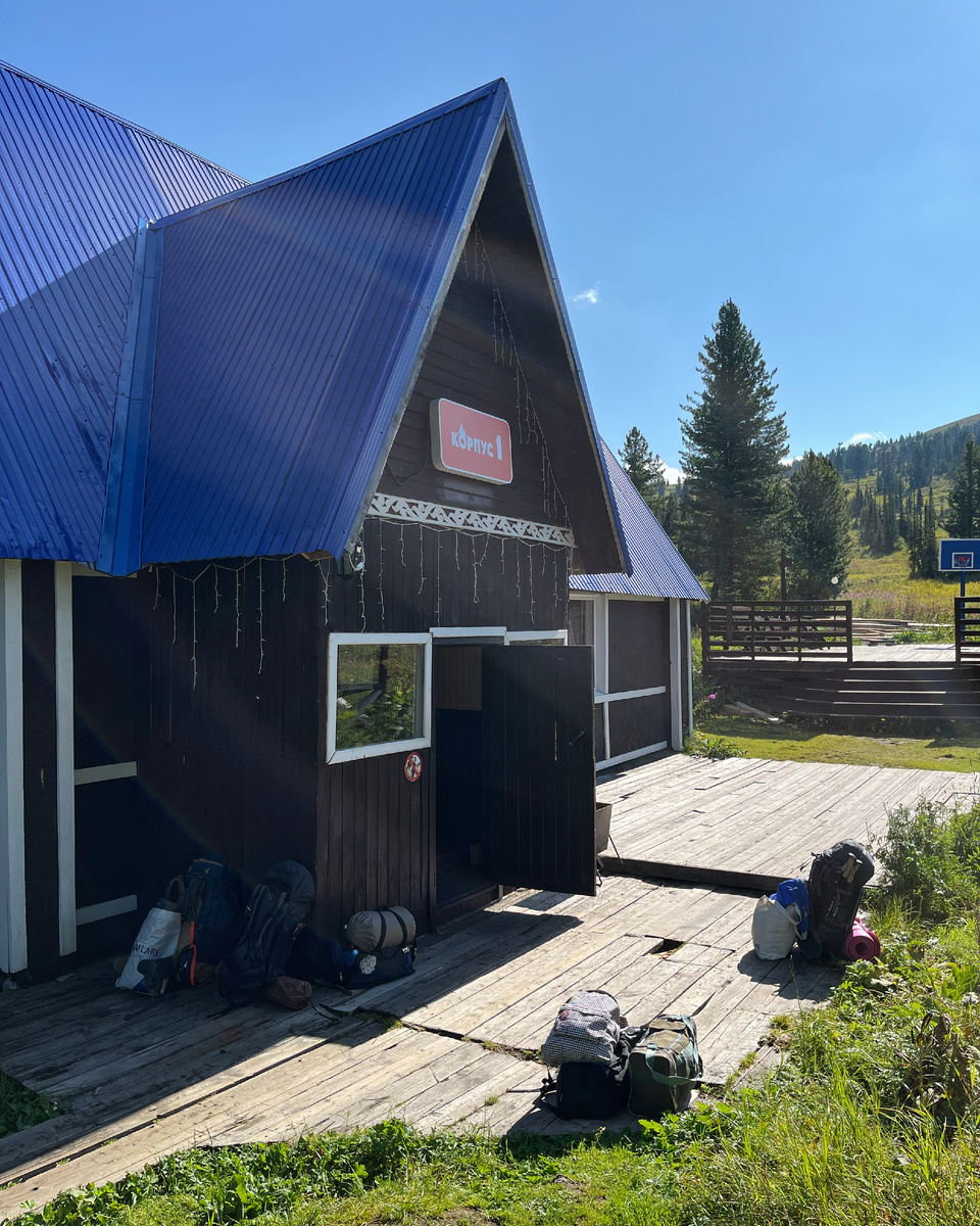 Корпус, в котором живут волонтеры. Внутри - 5 комнат, две из которых расположены на мансарде. Здесь мы живём в период проведения Skyrunfest, проводим собрания и получаем задания от тим-лидеров.