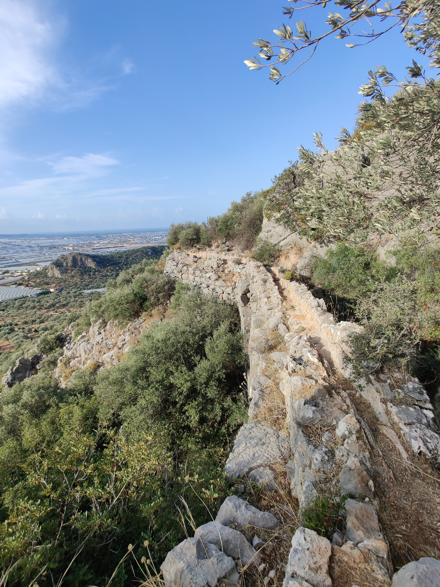 Акведук на горе. Когда ещё такое увидишь в каком-нибудь мегаполисе, да ещё и походить по нему сможешь?