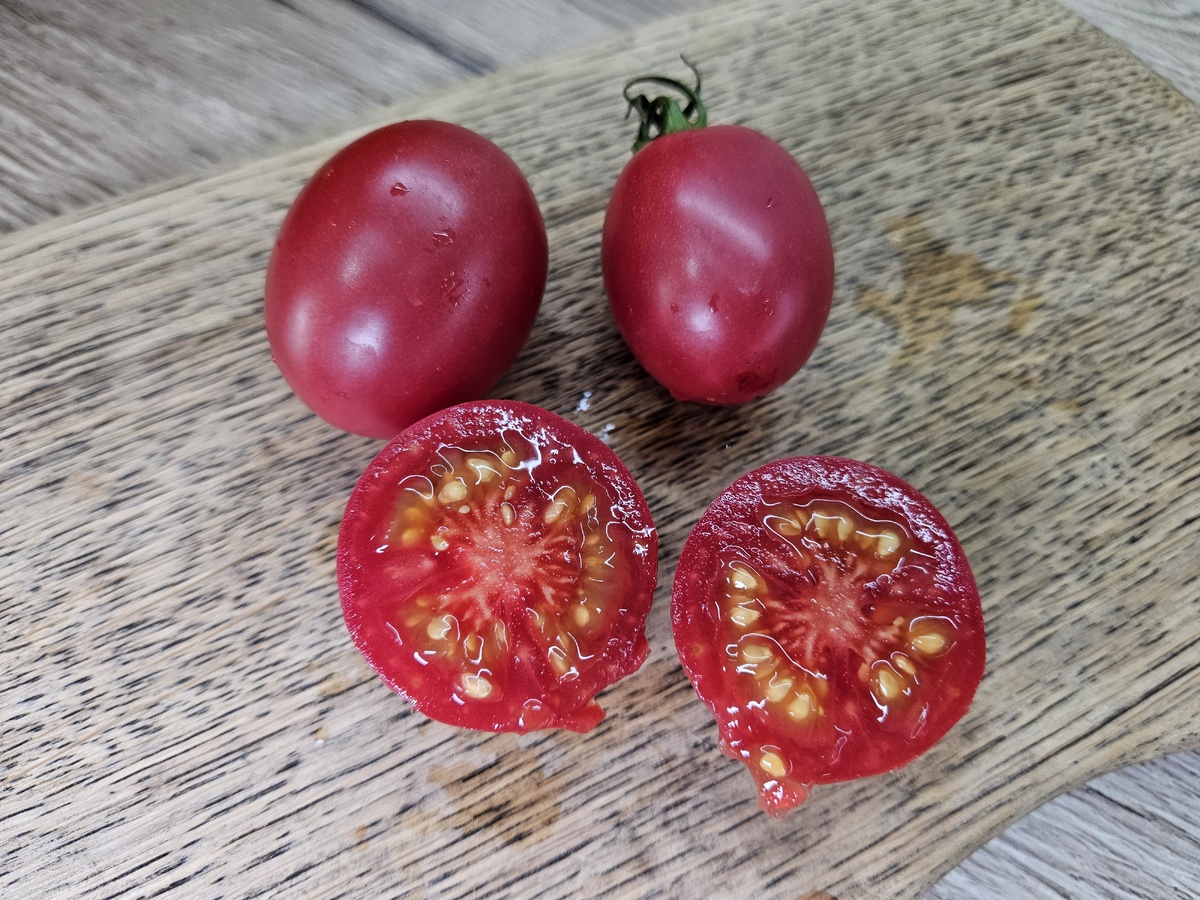 В разрезе помидоры очень красивые, младшая дочка любит их больше всего