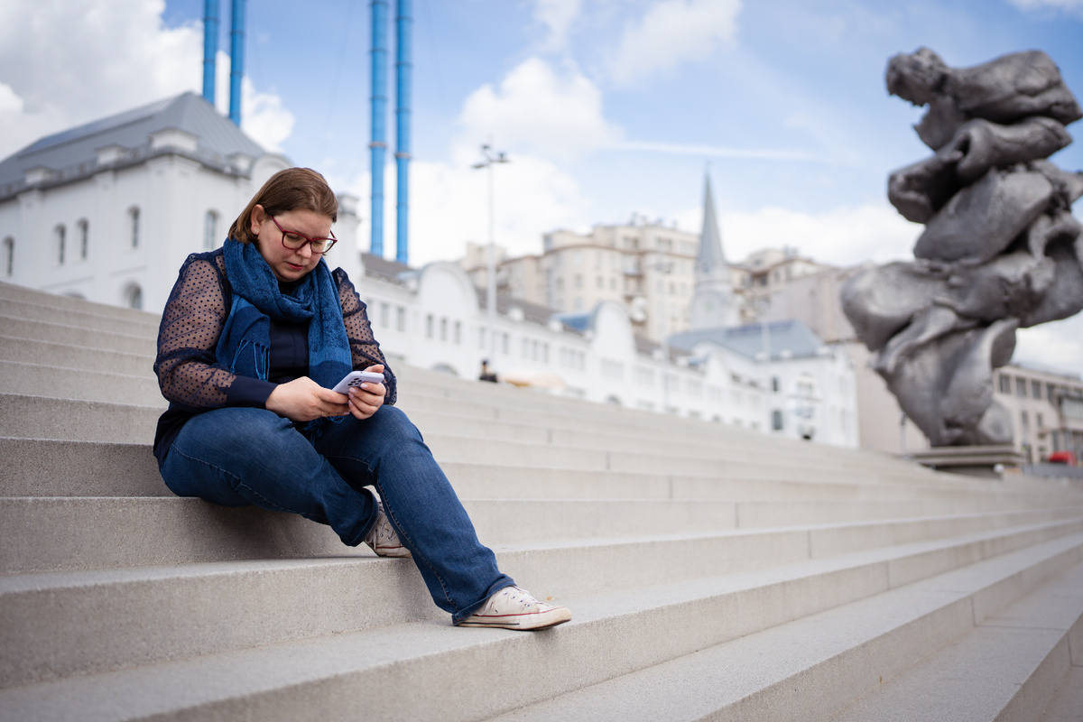 Всем привет! Меня зовут Елена Сокол и я логопед-практик я помогаю обычным мамам из нашей с вами жизни заниматься со своими детьми самостоятельно. Я адепт и практик семейного образования