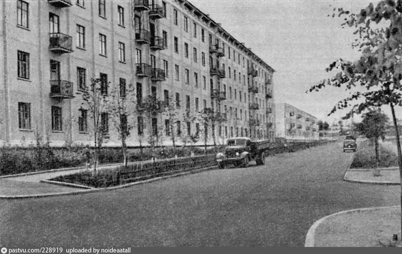 Крупнопанельные дома на 4-й улице Октябрьского поля, 1955 – 1959 г. Источник: Маклакова Т. Г. Панельное домостроение.