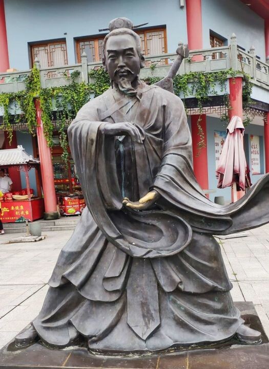 Статуя Чжан Саньфэна в Китае.