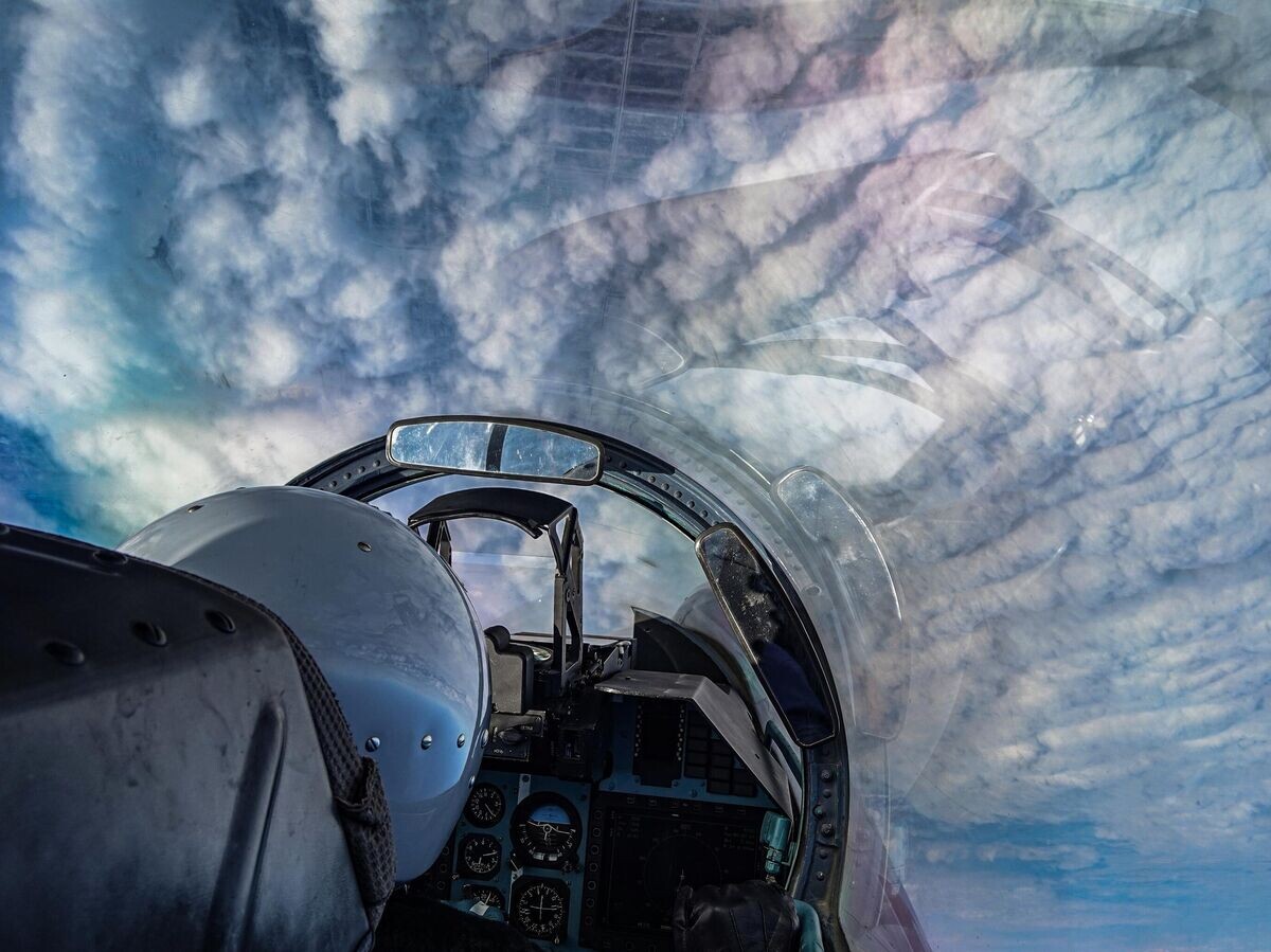    Пилот истребителя СУ-27 во время летно-тактических учений смешанного авиационного соединения армии ВВС и ПВО ЮВО в преддверии Дня авиации ПВО в Краснодарском крае© РИА Новости / Виталий Тимкив