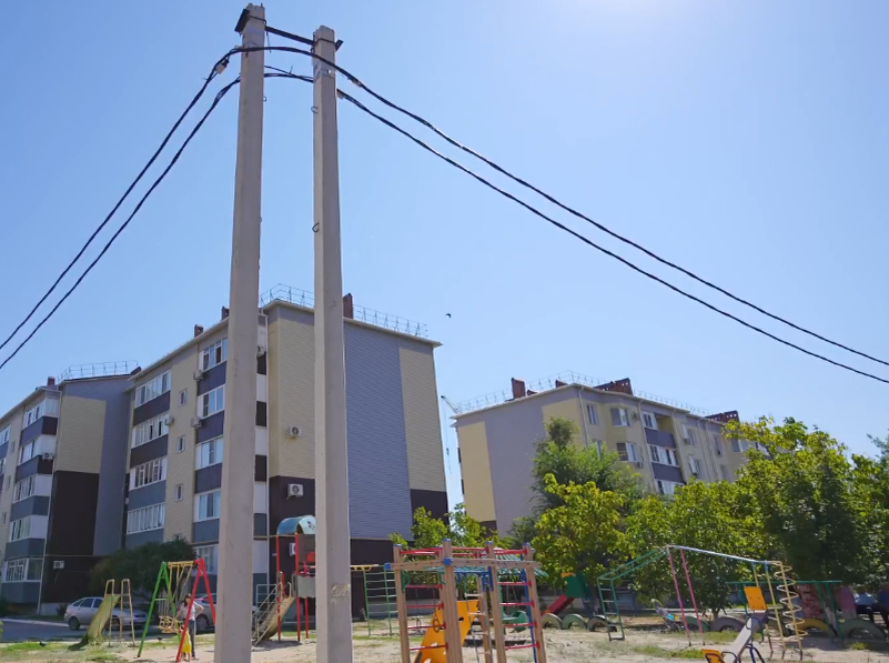 Установленные в конце июля столбы на детской площадке по адресу Курчатова, 6