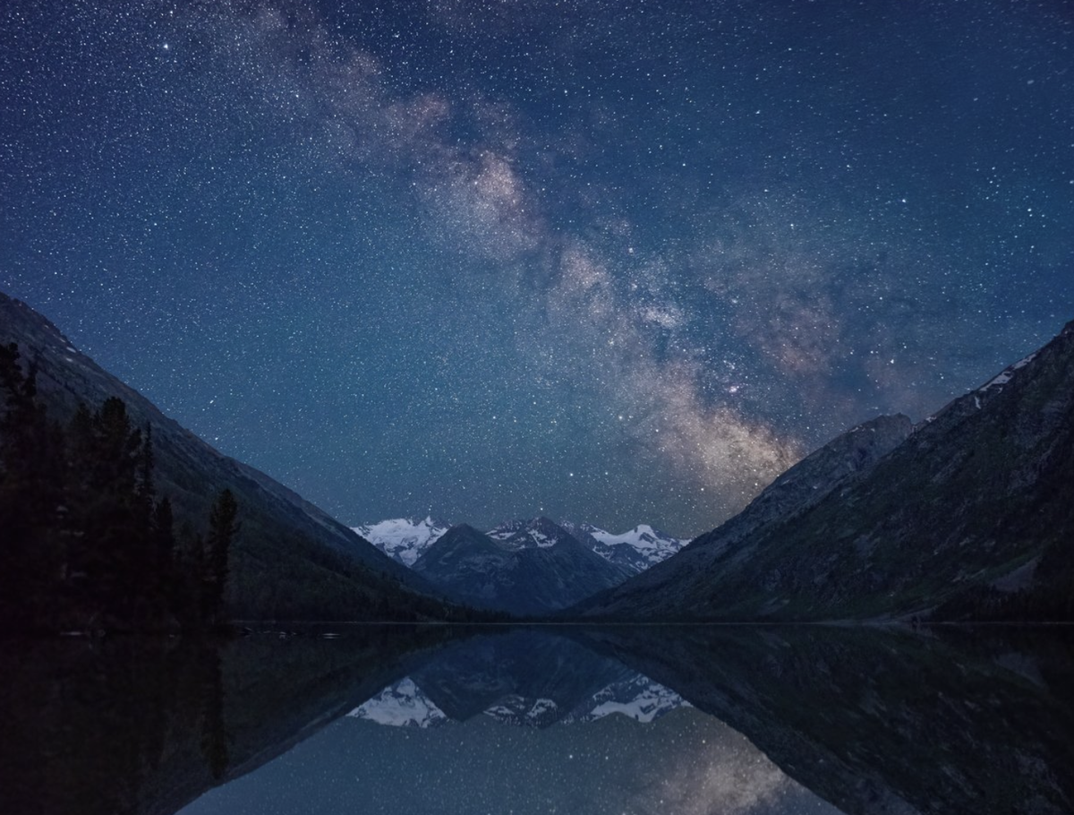 Млечный путь над Средним Мультинским озером, Алтай. Фото: Загорельский Андрей / фотохостинг Russian Traveler