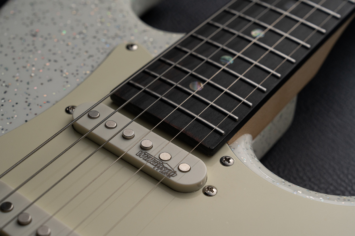 Звукосниматели Wilkinson на электрогитаре Shinobi D202E WH