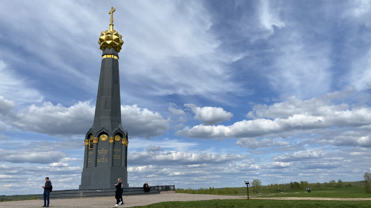 Памятный знак на месте курганной батареии Раевского на Бородинском поле