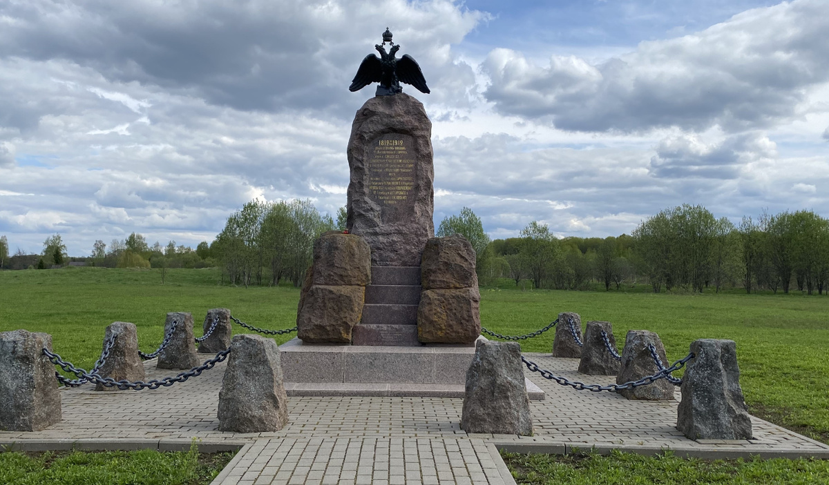 Один из многих памятников на Бородинском поле