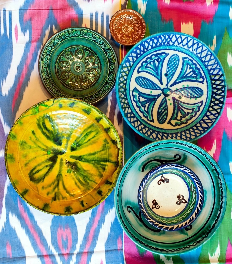 🍀Мне как женщине Кавказа и Востока одновременно, очень близки и созвучны искусство, музыка, архитектура Средней Азии ☝🌞А именно декоративно-прикладное искусство, народные ремесла Узбекской ССР эпохи СССР являются главенствующими в моем собрании керамических изделий, тканей, сюзане, вышивки, предметов женского и мужского гардероба 💐🎨Радость и наслаждение для глаз, души , рук и сердца коллекционера и эстета!💎🙏А как Вы находите это буйство красок и фактур??