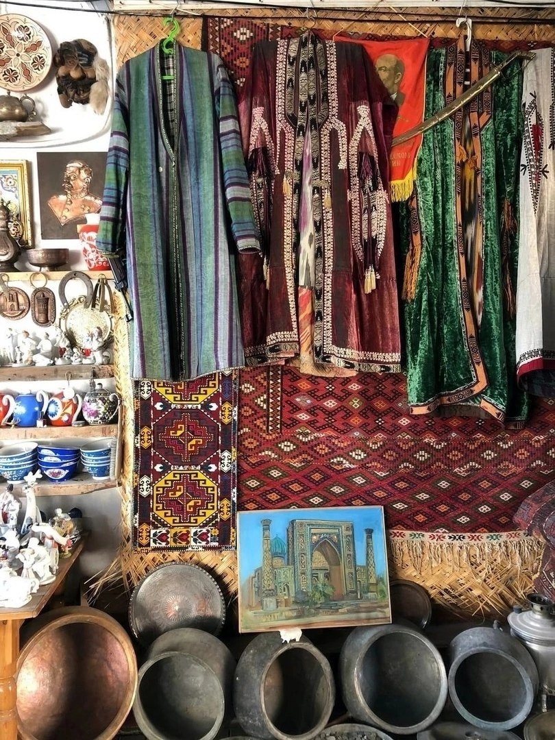 Убранство в антикварном салоне в Бухаре.