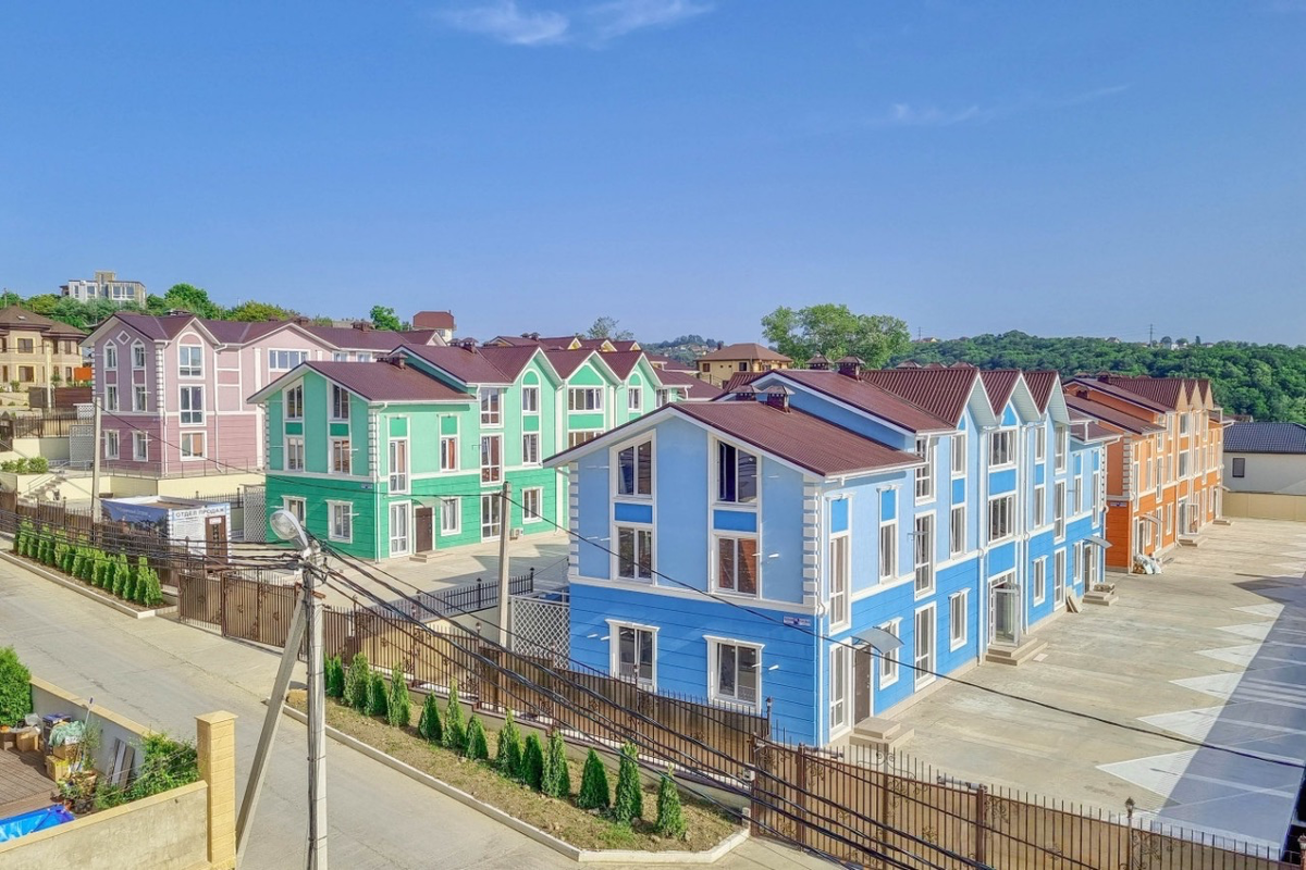 (история для тех, кто хочет жить «как в загородном доме под Сочи», но с бассейном, соседями и лёгким адреналином в юридической части.)