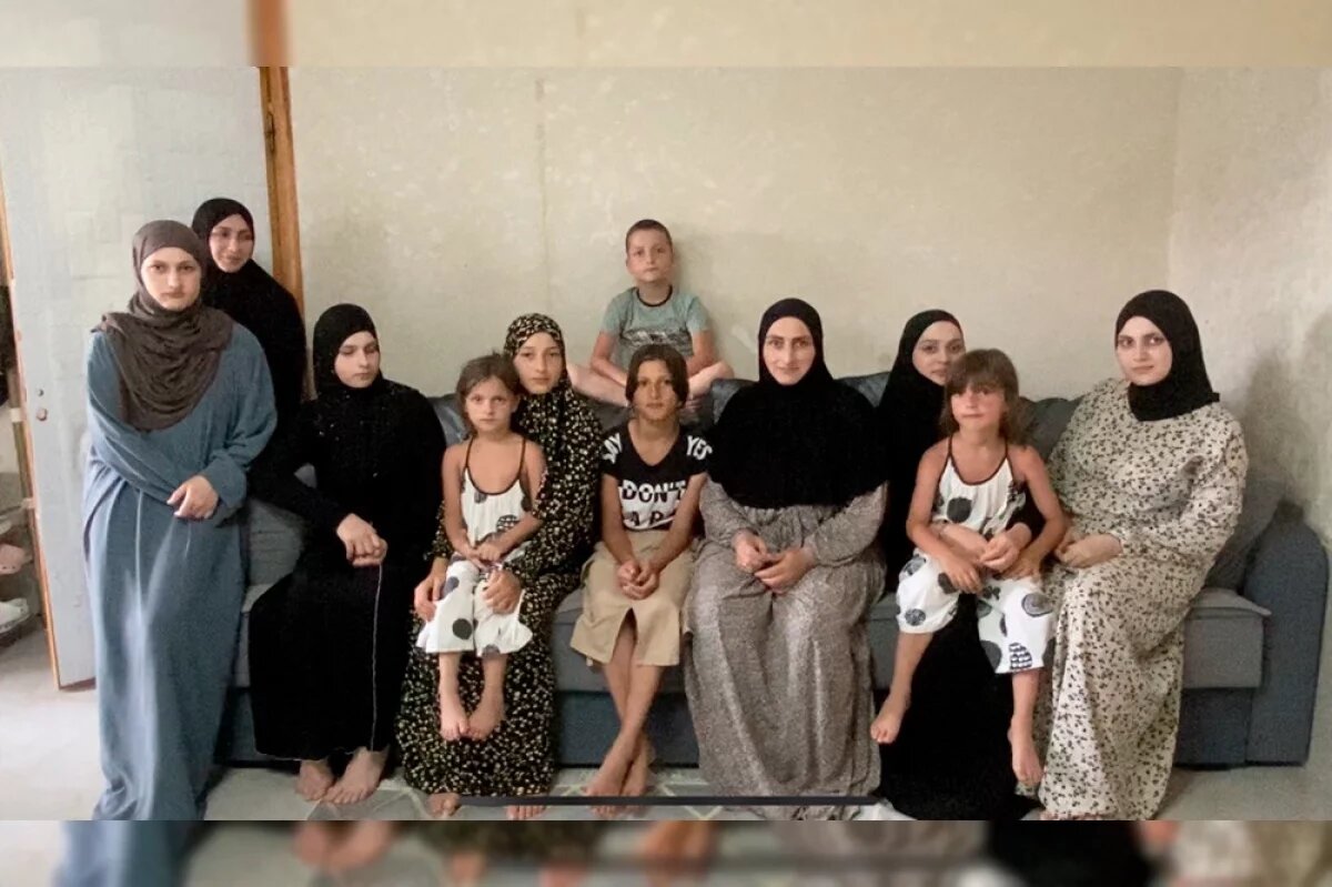    Мисиди Шамхалова со своими детьми.