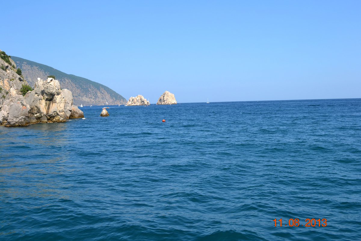 Скалы Адалары на горизонте.