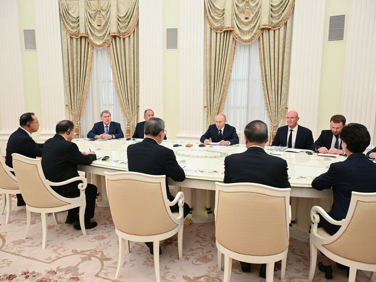     Президент РФ Владимир Путин во время встречи с премьером Государственного совета Китая Ли Цяном© РИА Новости / Алексей Филиппов